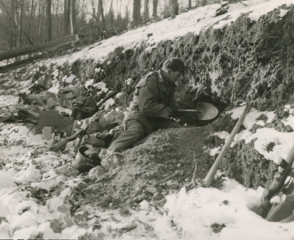 Soldat US creuse un trou à Reipertswiller