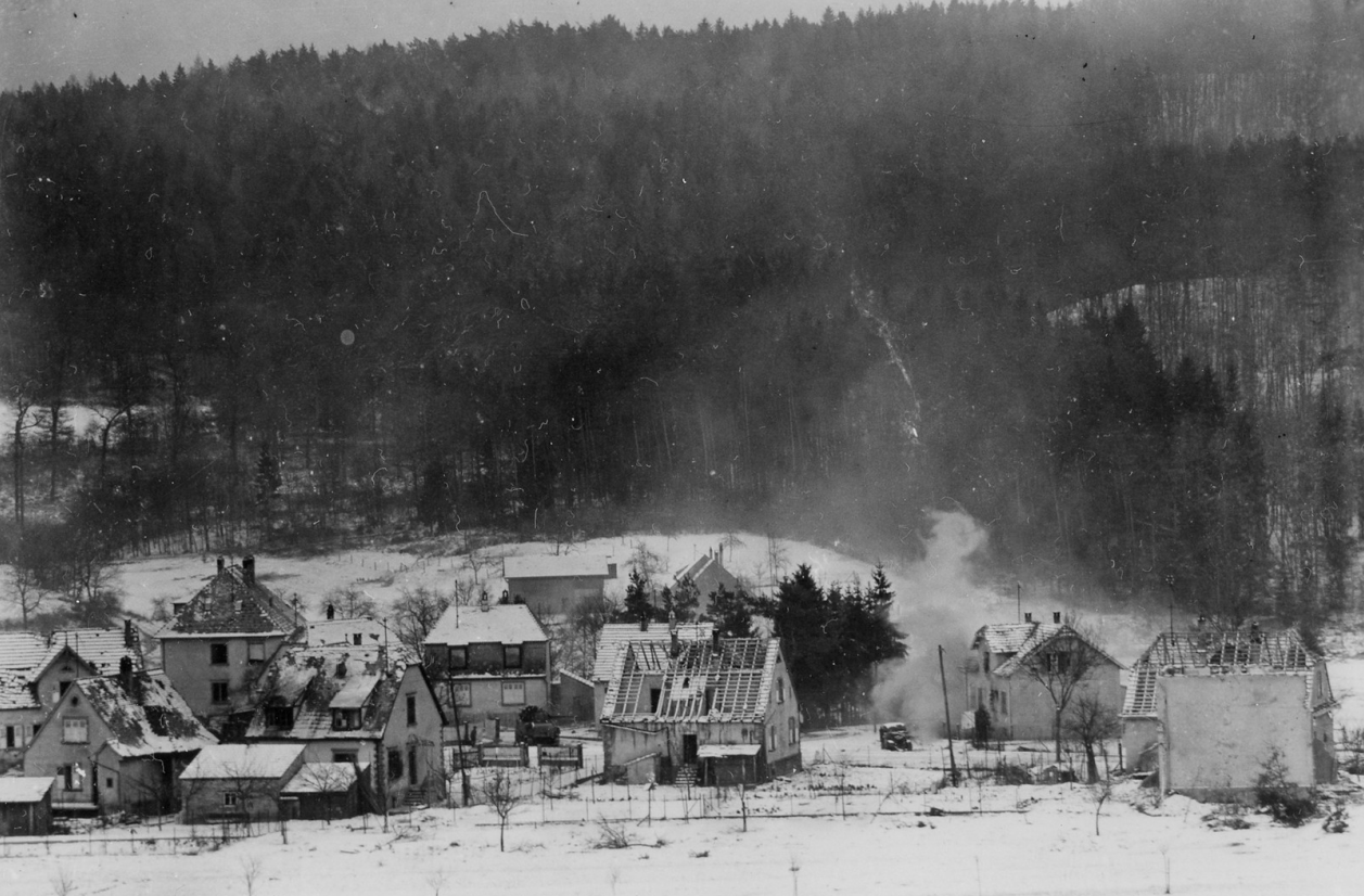 Un tank Sherman tire à bout portant sur des soldats de la 6e Division SS 'Nord' dans un bâtiment lors du nettoyage de Wingen